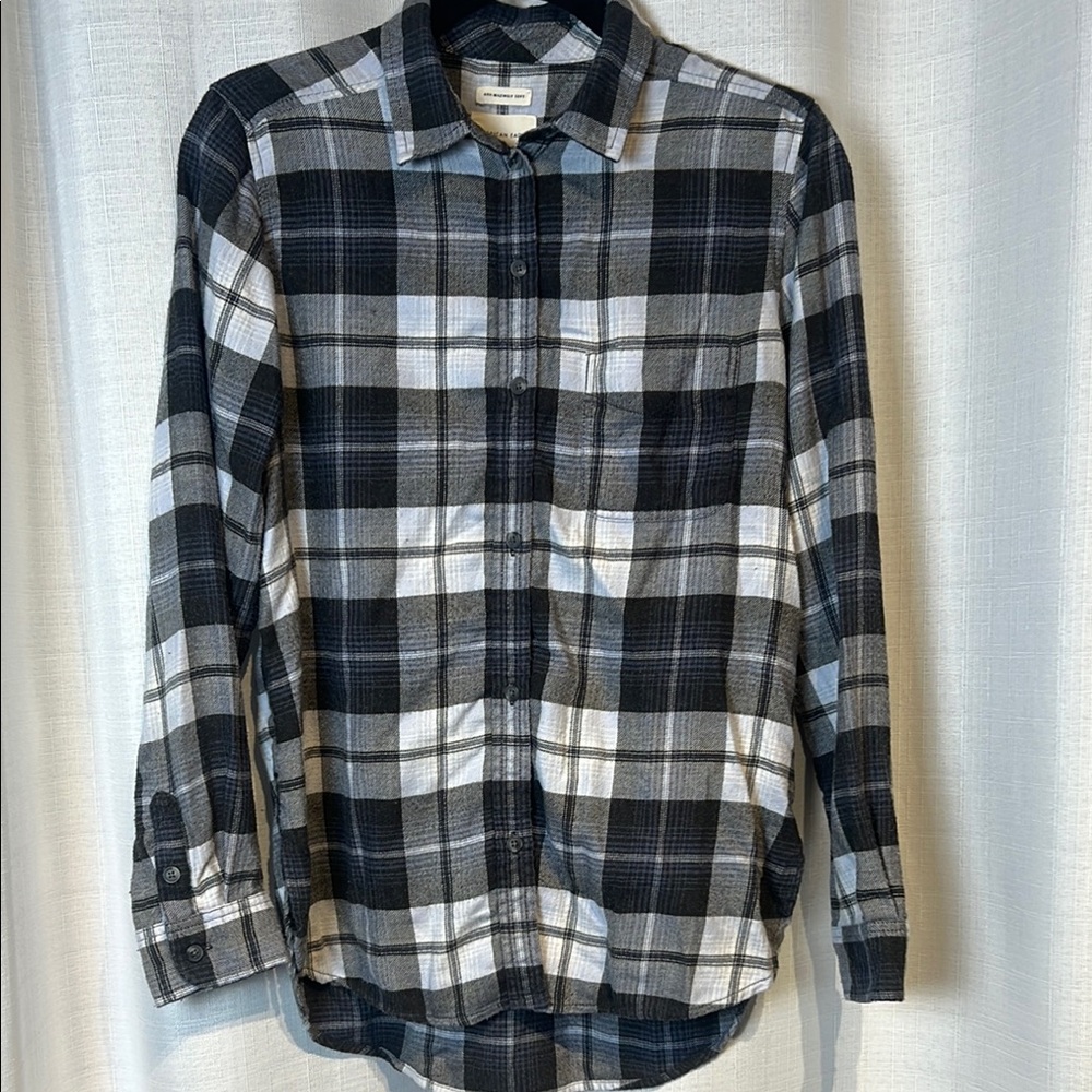 Women’s American Eagle Black and Gray Plaid Shirt XS